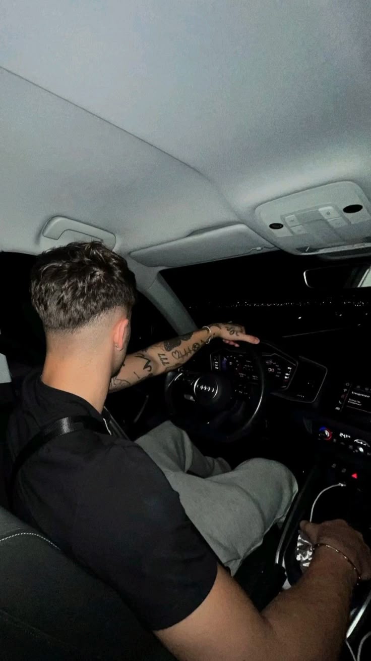 Homem dirigindo carro de luxo à noite em foto de lifestyle gerada por IA